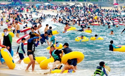 "왜 수영복만 입었어요?"…워터파크서 쫓겨난 男, 무슨 일