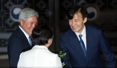 조국, SNS에 '중도·평등·민주주의' 책 사진 업로드…정치 복귀 신호?