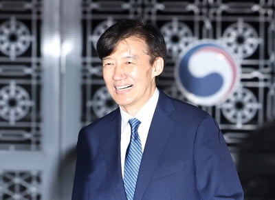 조국, 민주당 '자중' 요구에도 "비판 받으며 뚜벅뚜벅 가겠다"