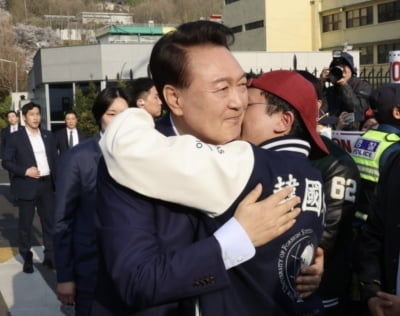 尹 포옹했던 대학생 단체 경찰 조사…외국사절 모욕 혐의