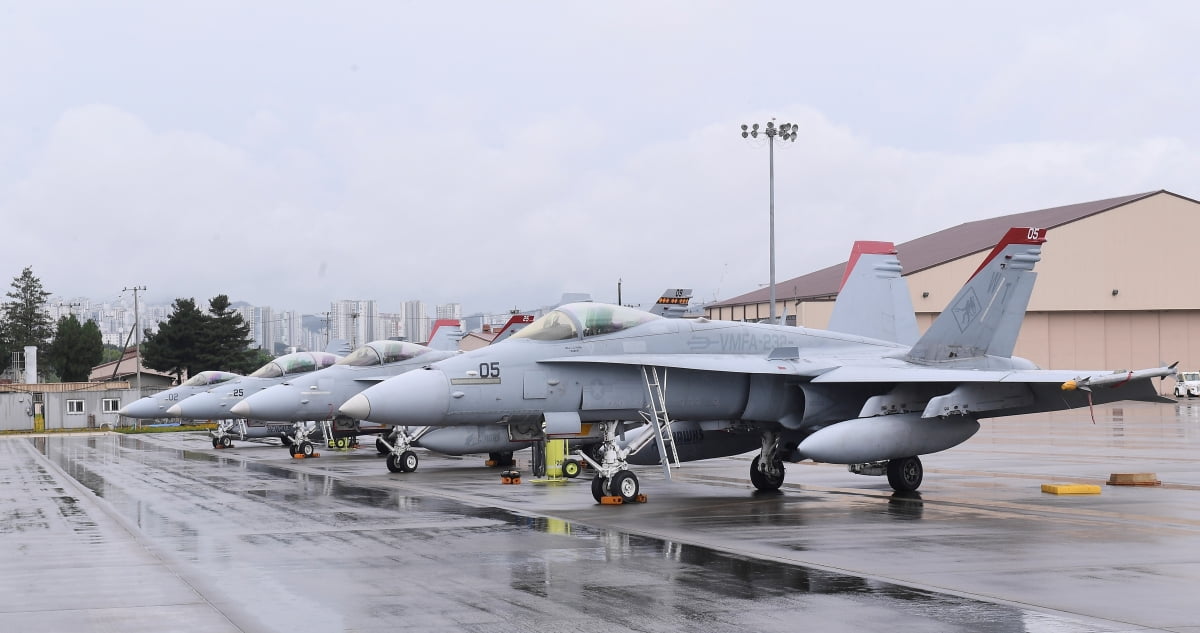 수원공군기지에 미 해병대 F/A-18 호넷이 연합훈련 참가를 위해 정대된 모습.   / 사진=한경DB