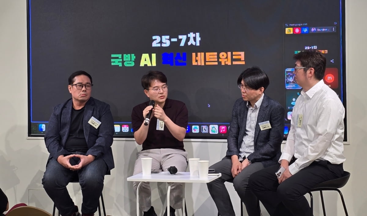 이진원(오른쪽부터) 하이퍼엑셀 CTO, 김종희 국방과학연구소 책임연구원, 백서인 한양대 교수, 이승현 디지털플랫폼정부위원회 국장이 20일 서울 강남 모두의연구소에서 열린 '제25-7차 국방 AI 혁신 네트워크' 포럼에서 토론하고 있다. 사진=강해령 기자