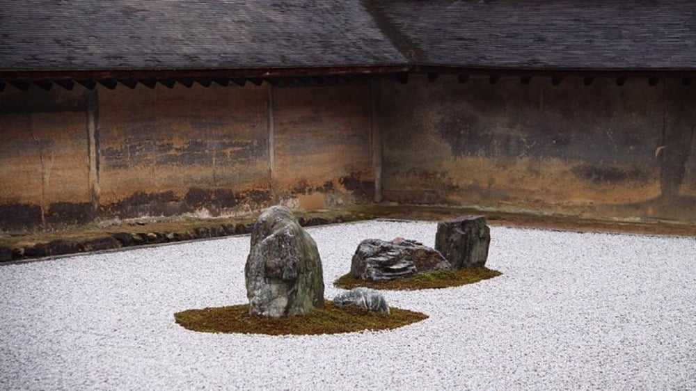 료안지의 유명한 석정원의 몇 개의 돌 / 사진출처. © japan-guide.com