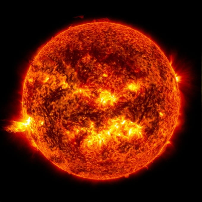 2013년 6월 촬영된 태양 플레어와 태양 물질 분출 모습 / 사진=NASA