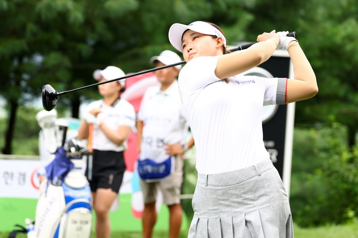 김민솔이 23일 경기 포천힐스CC 한국여자프로골프(KLPGA)투어 ‘BC카드·한경 레이디스컵 2025’ 3라운드 1번홀에서 티샷을 하고 있다. 변성현 한경닷컴 기자