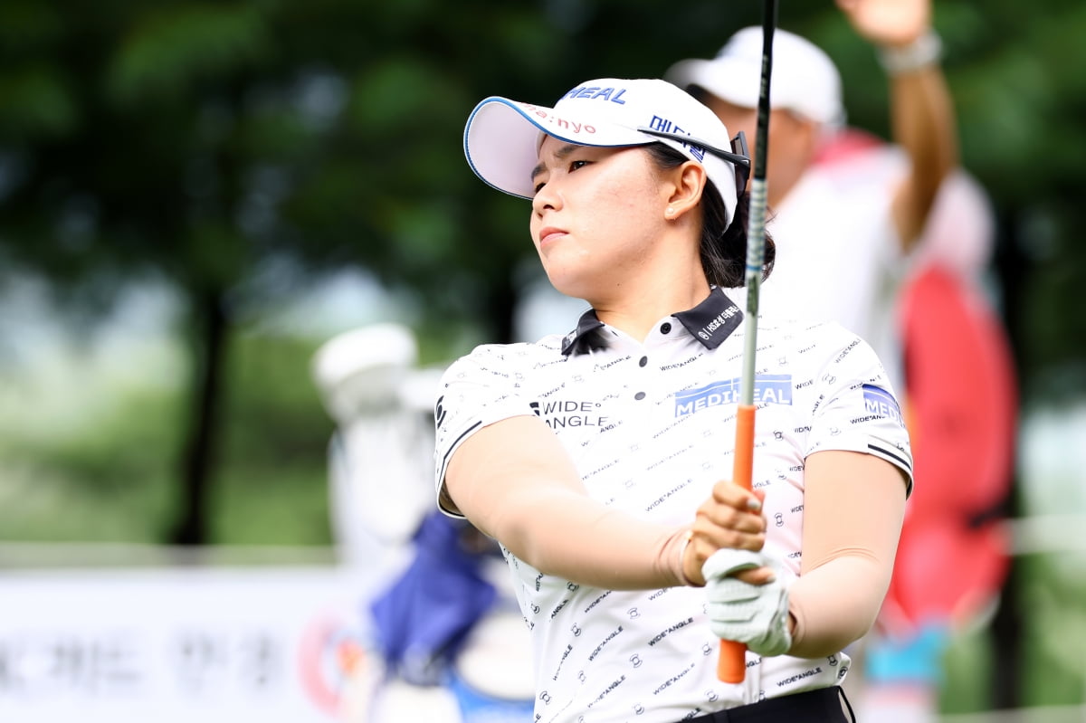 이다연이 23일 경기 포천힐스CC 한국여자프로골프(KLPGA)투어 ‘BC카드·한경 레이디스컵 2025’ 3라운드 1번홀에서 티샷을 하고 있다. 변성현 한경닷컴 기자