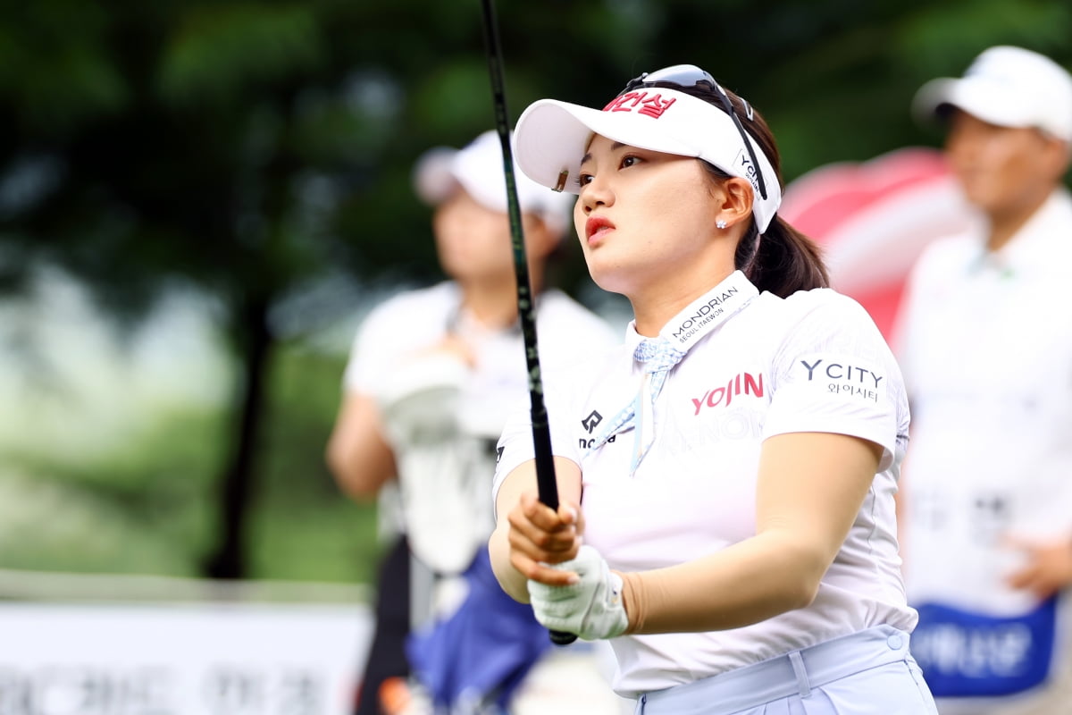 노승희가 23일 경기 포천힐스CC 한국여자프로골프(KLPGA)투어 ‘BC카드·한경 레이디스컵 2025’ 3라운드 1번홀에서 티샷을 하고 있다. 변성현 한경닷컴 기자