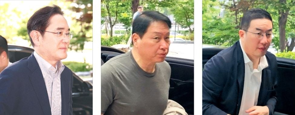 < 미국행 오른 총수들 > 25일 미국 워싱턴DC에서 열리는 한·미 정상회담 경제사절단으로 동행하기 위해 이재용 삼성전자 회장(왼쪽부터), 최태원 SK그룹 회장, 구광모 LG그룹 회장이 24일 서울김포비즈니스항공센터(SGBAC)를 통해 출국하고 있다.   연합뉴스