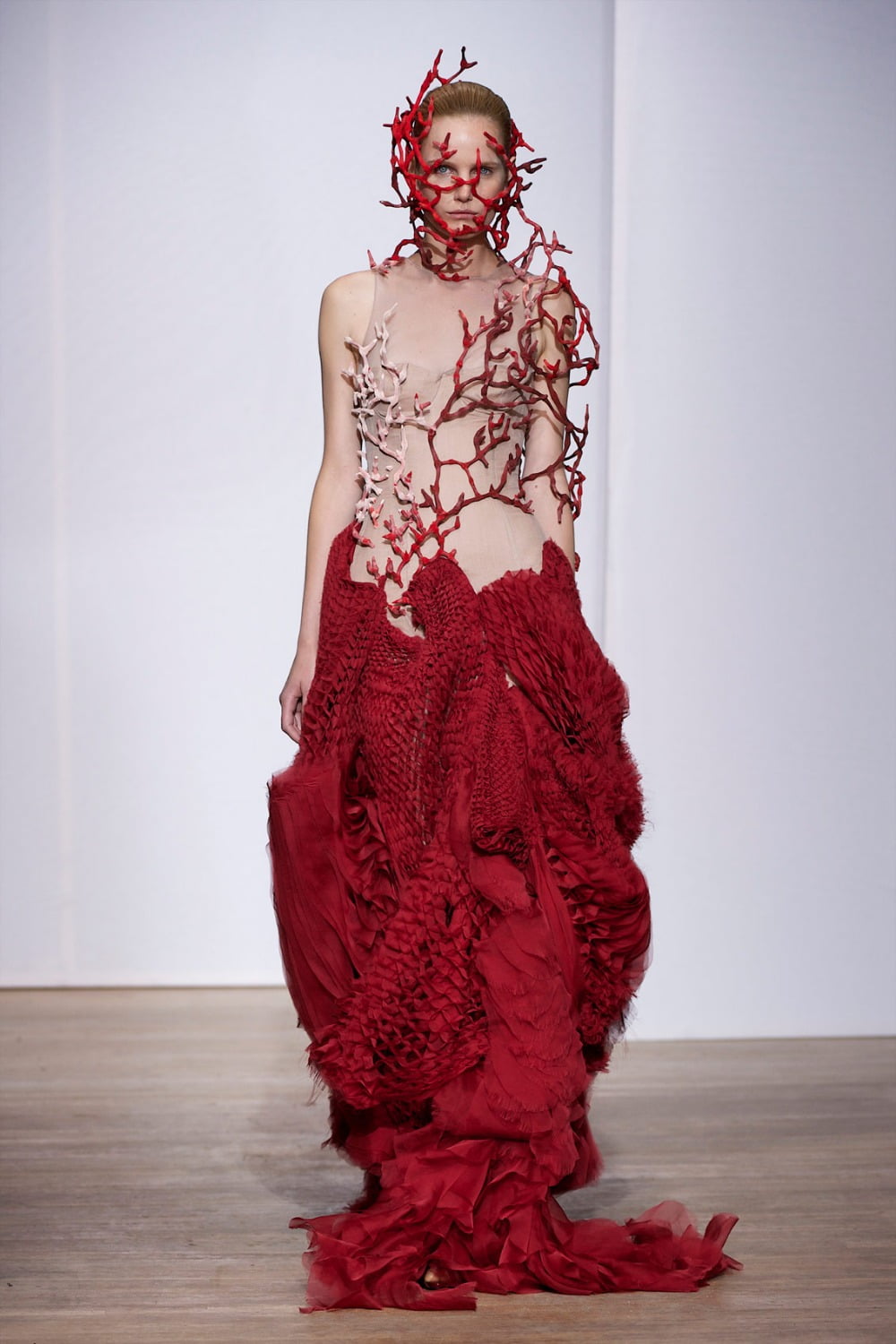 Tzuri Gueta 디자이너, 레이스에 실리콘을 입혀 만든 Haute Couture Collection Yiqing Yin. © Y.Yin / 사진출처. © Tzuri Gueta