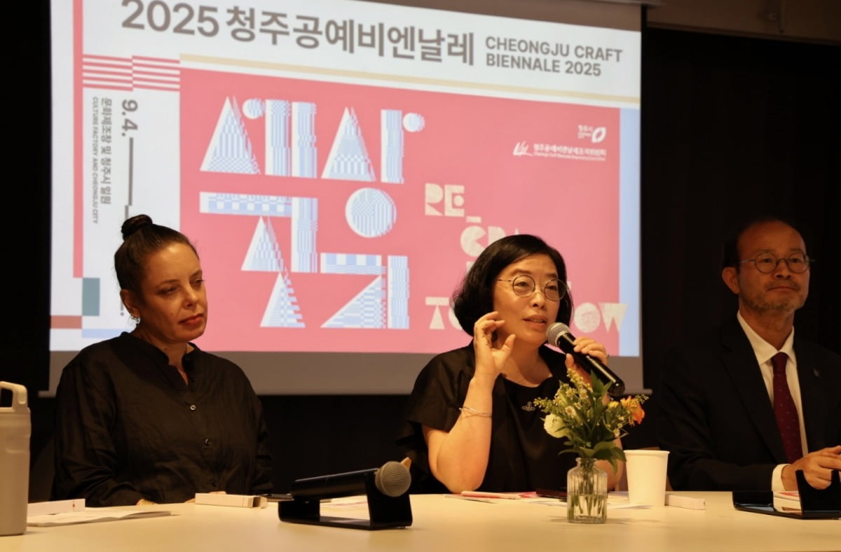 (왼쪽부터) 모나 오렌, 강재영 예술감독, 변광섭 집행위원장