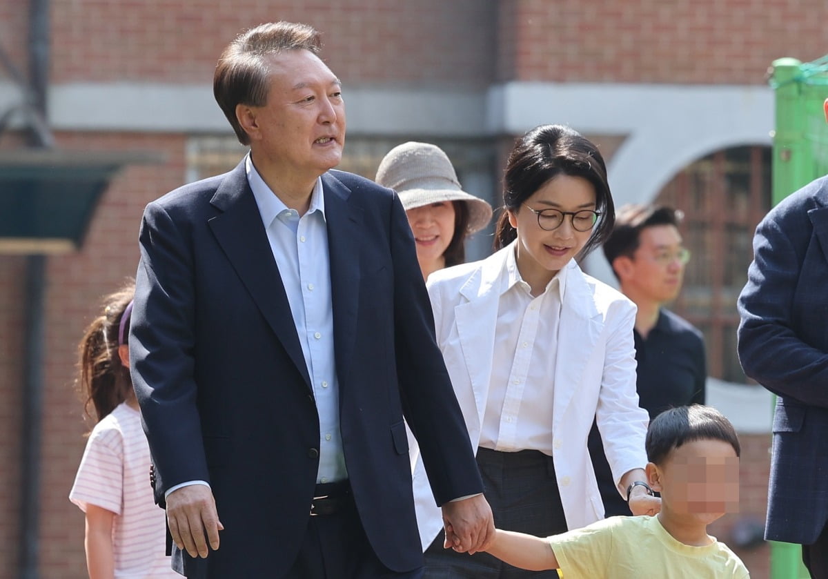 윤석열 전 대통령과 김건희 여사가 제21대 대통령 선거일인 3일 오전 서울 서초구 원명초등학교에 마련된 서초4동제3투표소에서 투표를 하기 위해 투표소로 향하고 있다. /사진=뉴스1