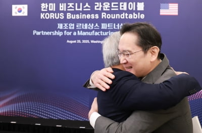 이재용과 뜨겁게 포옹한 젠슨 황…李대통령과도 담소