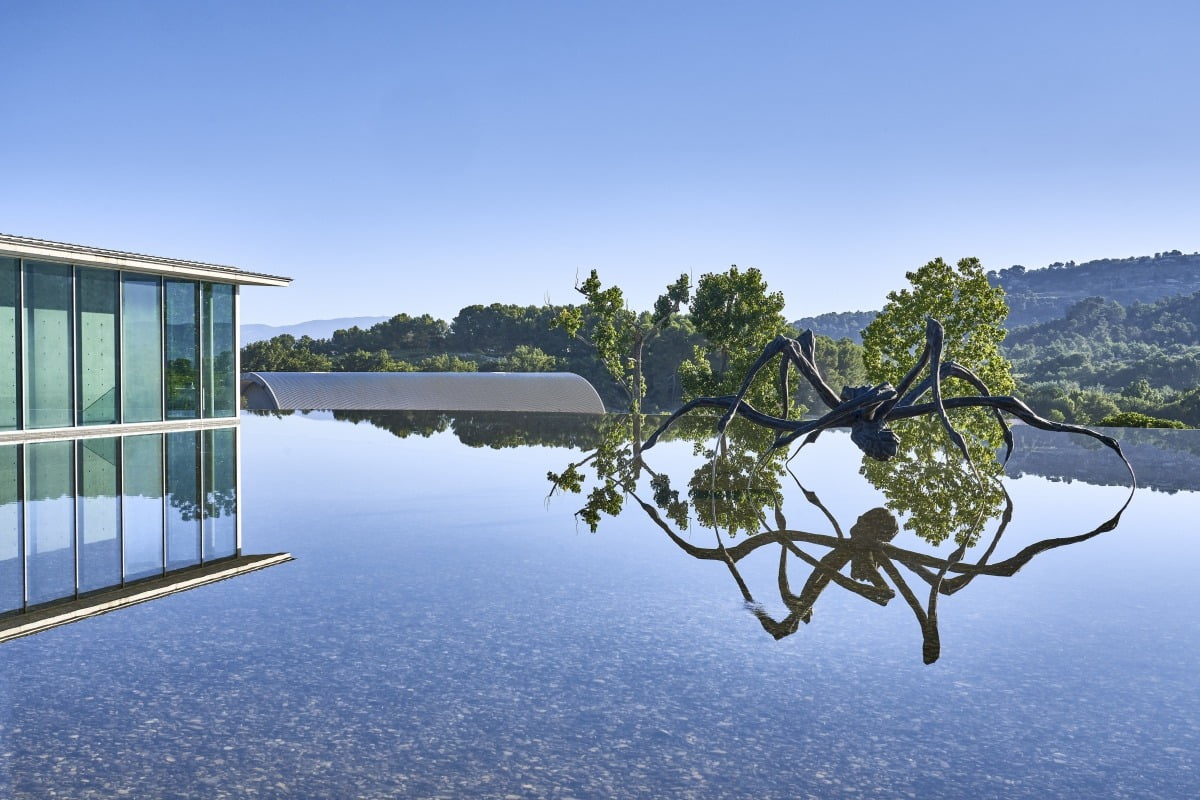 루이스 부르주아의 ‘웅크린 거미' 옆 안도 타다오의 '아트 센터' 그 뒤에는 장 누벨의 '큐브리'다 / 사진. ©The Easton Foundation New York ADAGP Paris, 2021 Photo Richard Haughton