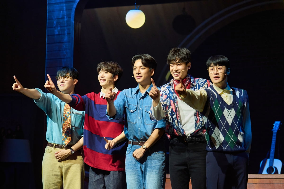 뮤지컬 '다시, 동물원'의 한 장면. 왼쪽부터 박기영, 박경찬, 그 친구(김광석), 유준열, 김창기 역을 맡은 배우들이 포즈를 취하고 있다./사진=하트앤마인드