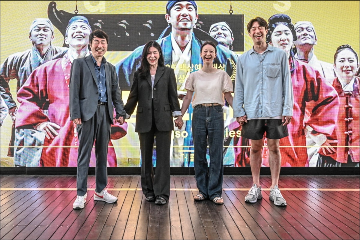 연극 ‘퉁소소리’를 각색하고 연출한 고선웅 서울시극단장(왼쪽부터)과 배우 최나라, 정새별, 박영민./사진=세종문화회관