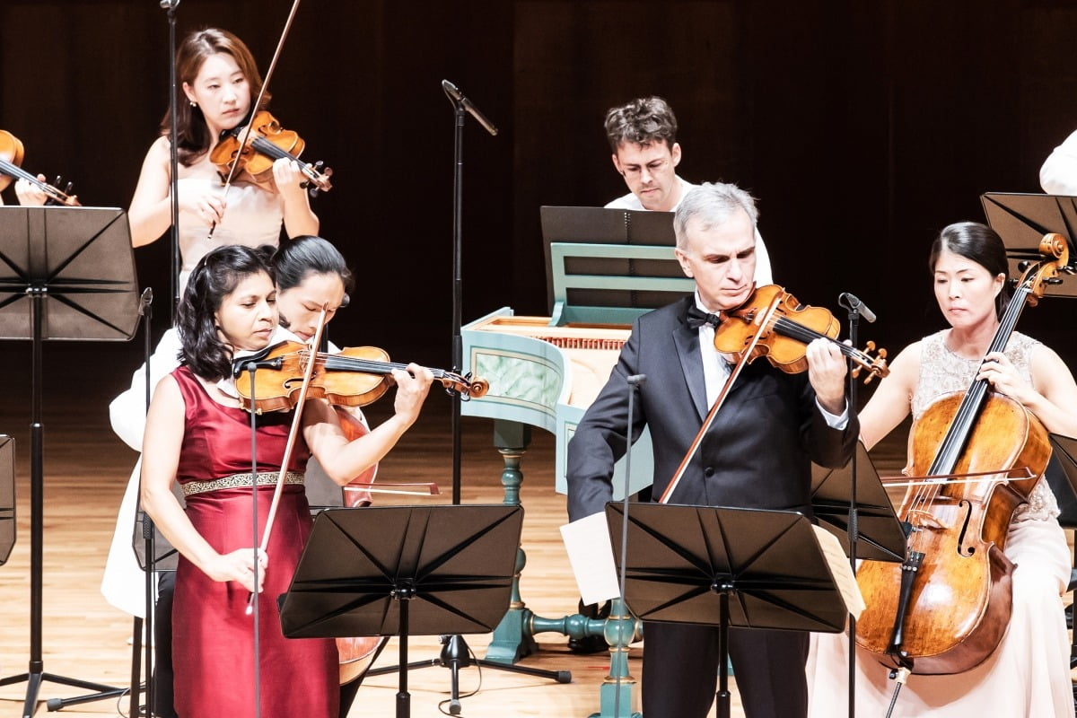 바이올리니스트 길 샤함과 아델 앤서니가 지난 26일 서울 예술의전당 콘서트홀에서 세종솔로이스츠와 함께 아브너 도만의 두 대의 바이올린을 위한 협주곡 ‘슬퍼할 때와 춤출 때’를 아시아 초연하고 있다. 세종솔로이스츠 제공