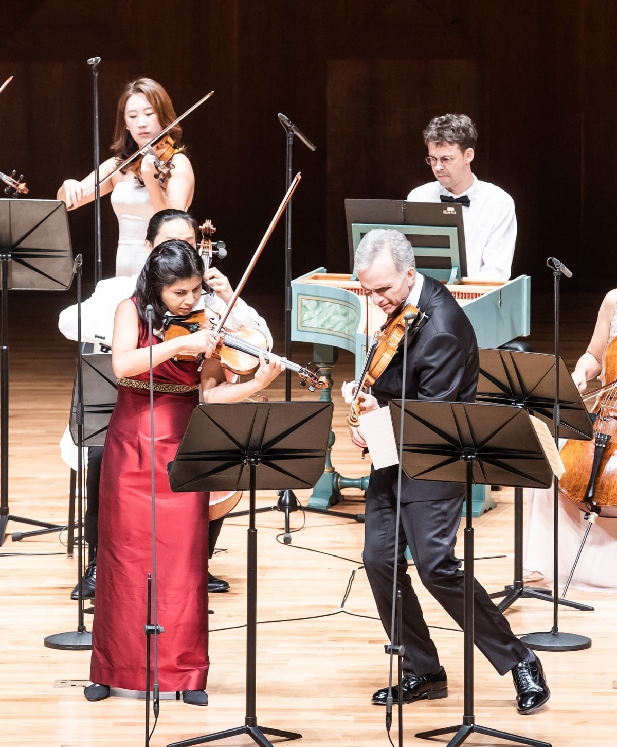 바이올리니스트 길 샤함과 아델 앤서니가 지난 26일 서울 예술의전당 콘서트홀에서 세종솔로이스츠와 함께 아브너 도만의 두 대의 바이올린을 위한 협주곡 ‘슬퍼할 때와 춤출 때’를 아시아 초연하고 있다. 세종솔로이스츠 제공