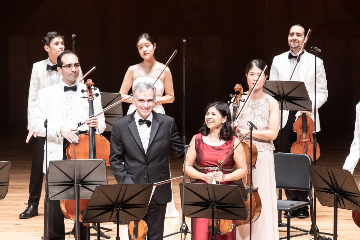 바이올리니스트 길 샤함과 아델 앤서니가 지난 26일 서울 예술의전당 콘서트홀에서 세종솔로이스츠 공연을 마친 뒤 무대인사를 하고 있다. 세종솔로이스츠 제공