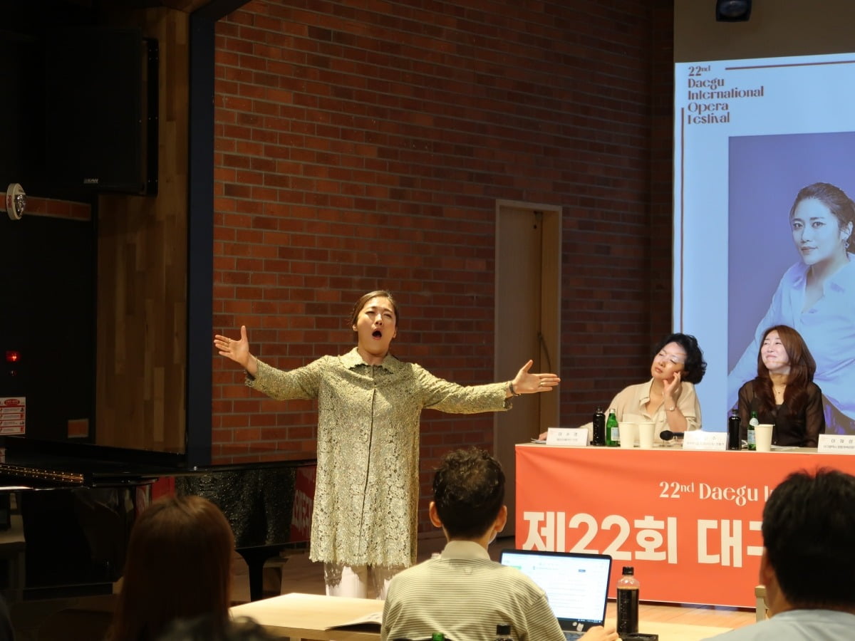 22회 대구국제오페라축제 기자간담회에서 노래하는 소프라노 이명주 / 대구오페라하우스 제공.