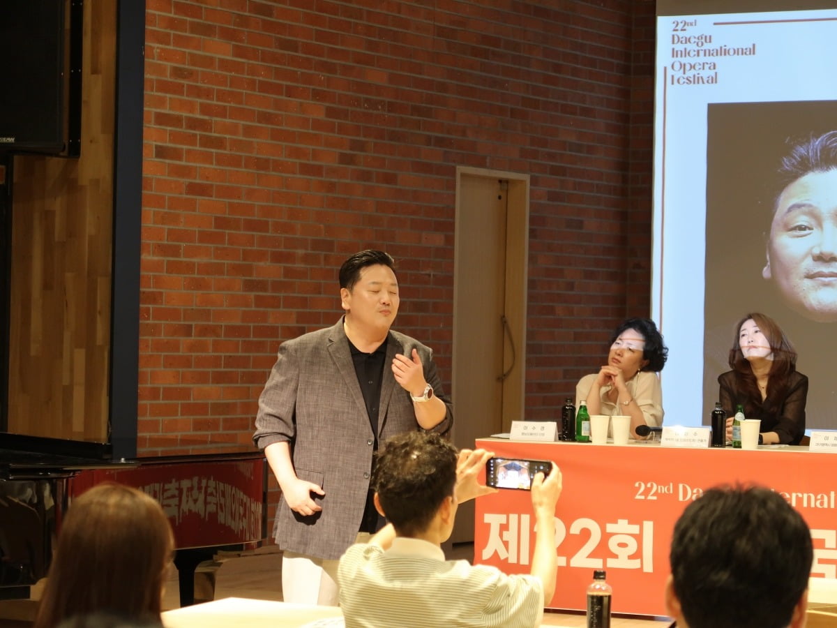 22회 대구국제오페라축제 기자간담회에서 시연하는 테너 국윤종 / 대구오페라하우스 제공.