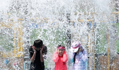 '체감 33도' 찜통더위 계속된다…오후엔 수도권 중심 소나기 [날씨]
