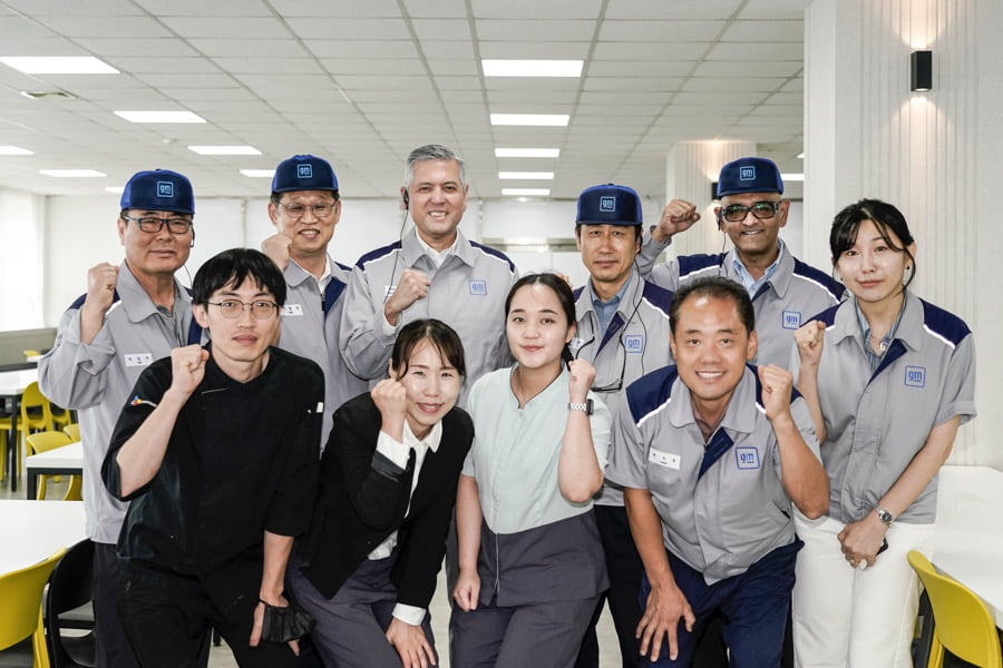 GM 한국사업장 창원공장을 방문해 기념 사진을 촬영하고 있는 헥터 비자레알(Hector Villarreal) 사장(뒷줄 가운데)과 아시프 카트리(Asif Khatri) GM 해외사업부문 생산 총괄 부사장(뒷줄 우측 첫번째), 이동우 생산부문 부사장(뒷줄 좌측 첫번째), 김영식 창원공장 본부장(뒷줄 우측 두번째) 및 임직원./사진=GM 한국사업장