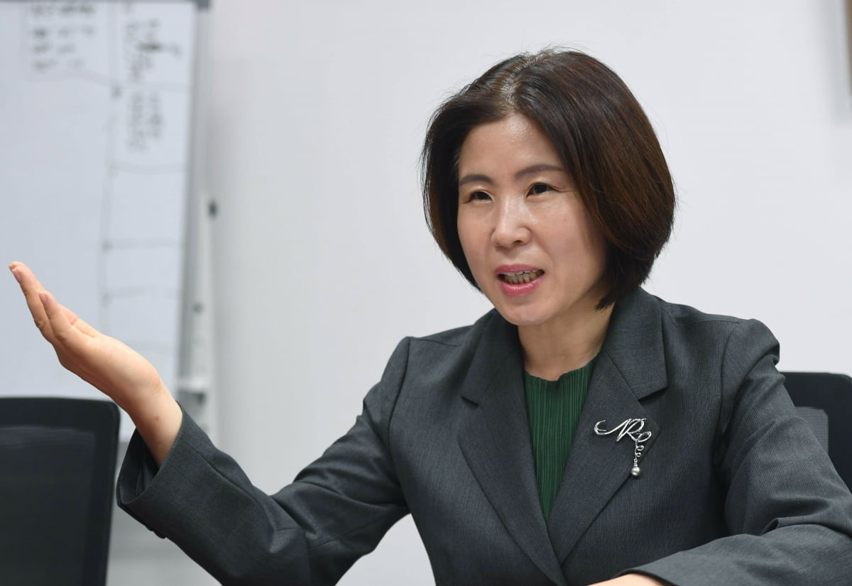 김미애 국회의원이 의원회관 집무실에서 한경과 인터뷰를 하고 있다. 신경훈 기자 khshin@hankyung.com