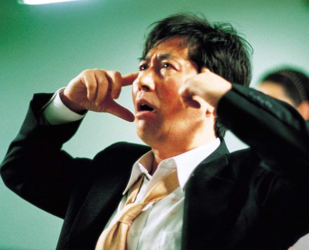 영화 '지구를 지켜라!'에서 외계인으로 점 찍혀 납치당하는 강만식(백윤식)의 모습. '부고니아'에선 미셸(엠마 스톤)으로 성별이 바뀐다. /CJ ENM