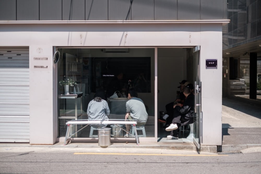 용산 카페 '유틸리티'에 으리으리한 조명과 가구가 없는 이유  