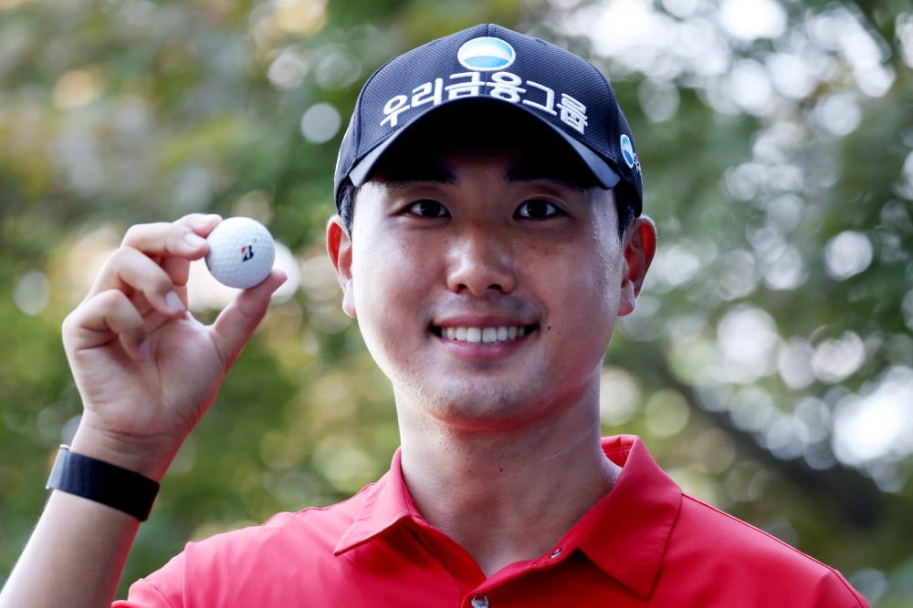 조우영이 30일 경기 광주 강남300CC에서 열린 한국프로골프(KPGA)투어 동아회원권그룹 오픈 3라운드에서 앨버트로스를 기록한 공을 들고 환하게 웃고 있다. KPGA 제공