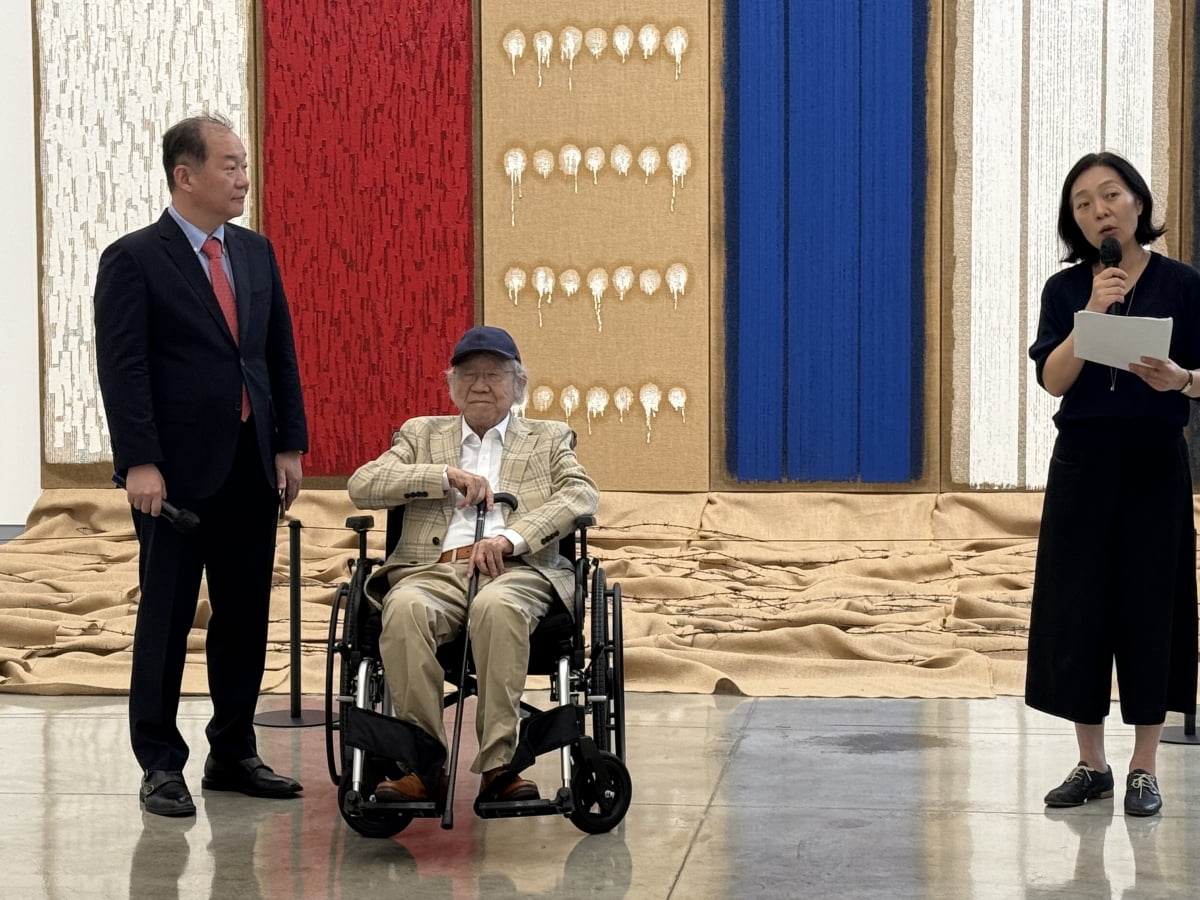 마대에 새긴 60년...하종현의 예술혼에 빠져들다