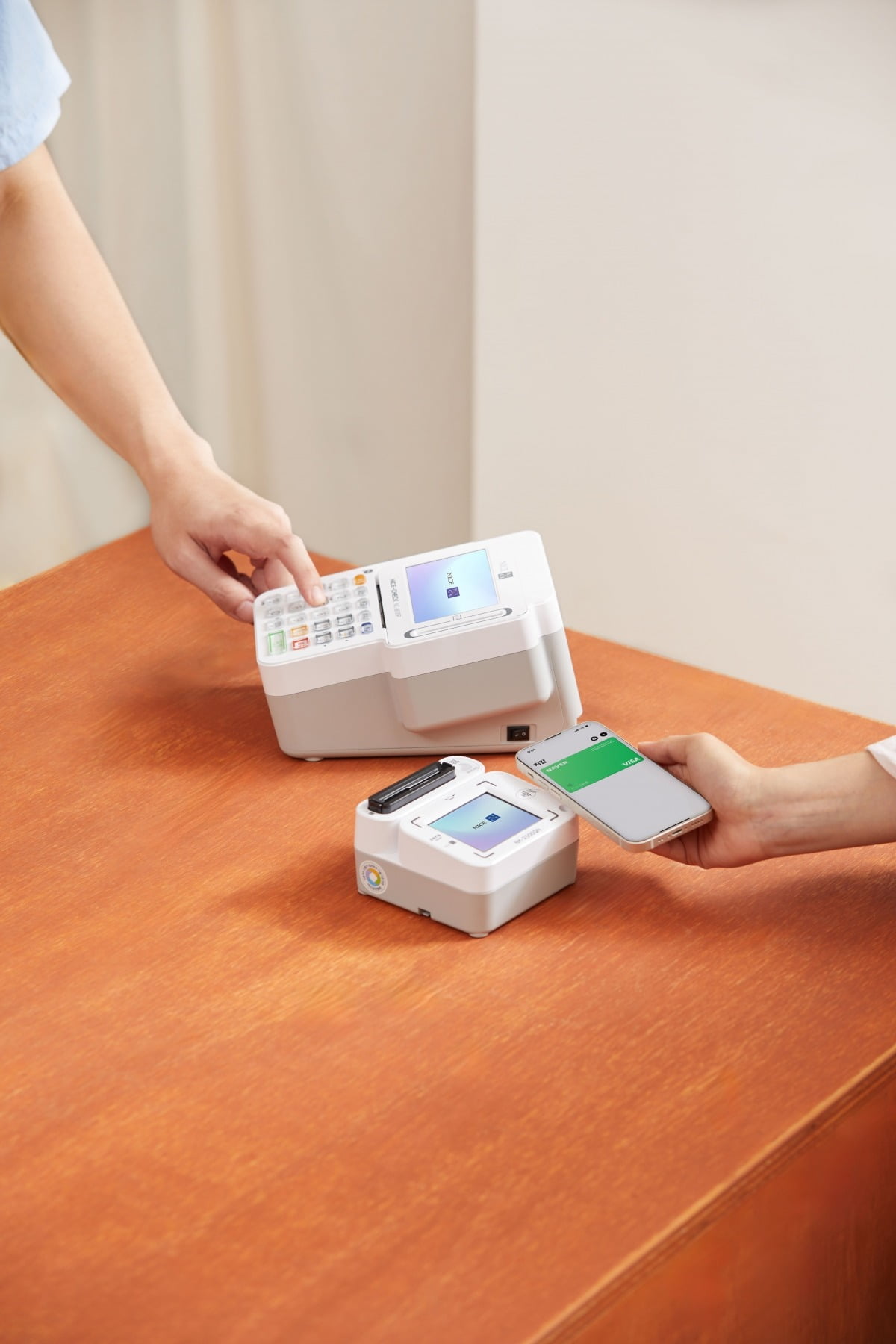 결제단말기(NC-8000)와 멀티패드(NK-2500)에서 애플페이로 결제하는 모습. 나이스정보통신 제공