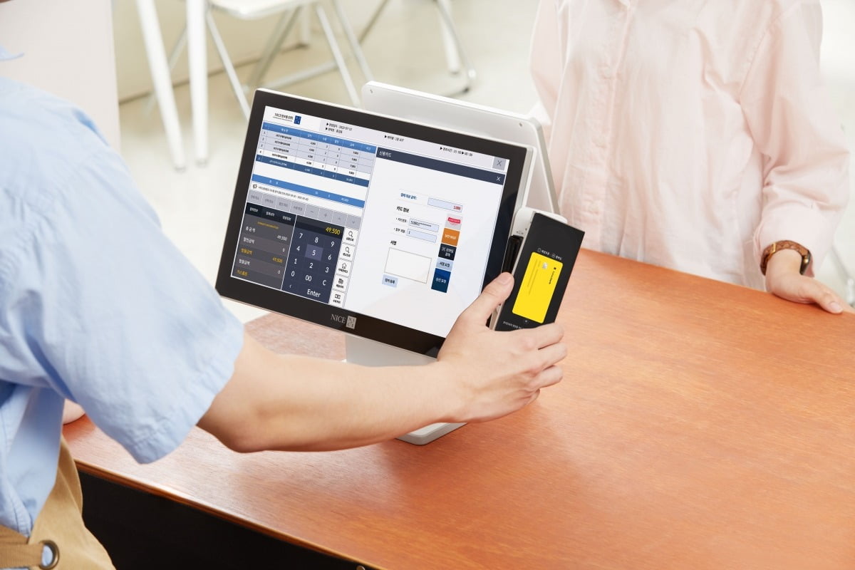 플러스포스(NAP-10)에서 삼성페이로 결제하는 모습. 나이스정보통신 제공