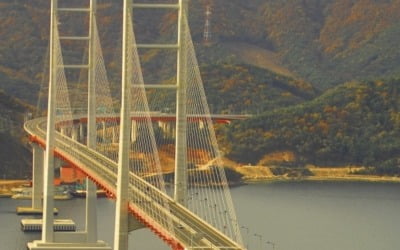 "살려야겠단 생각뿐"…다리에 매달린 女 설득한 소방관