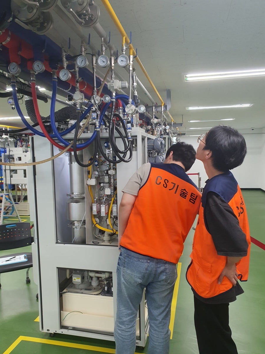 CS 기술팀 직원들이 스크러버 시운전 중이다. 화성=윤현주 기자