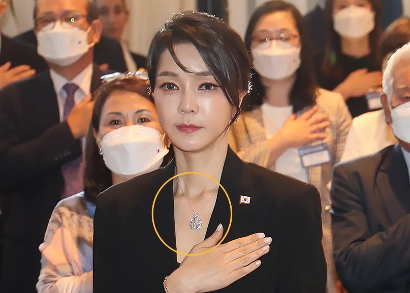 [속보] 특검 "김건희 '나토 목걸이' 증거인멸·수사방해 규명할 것"