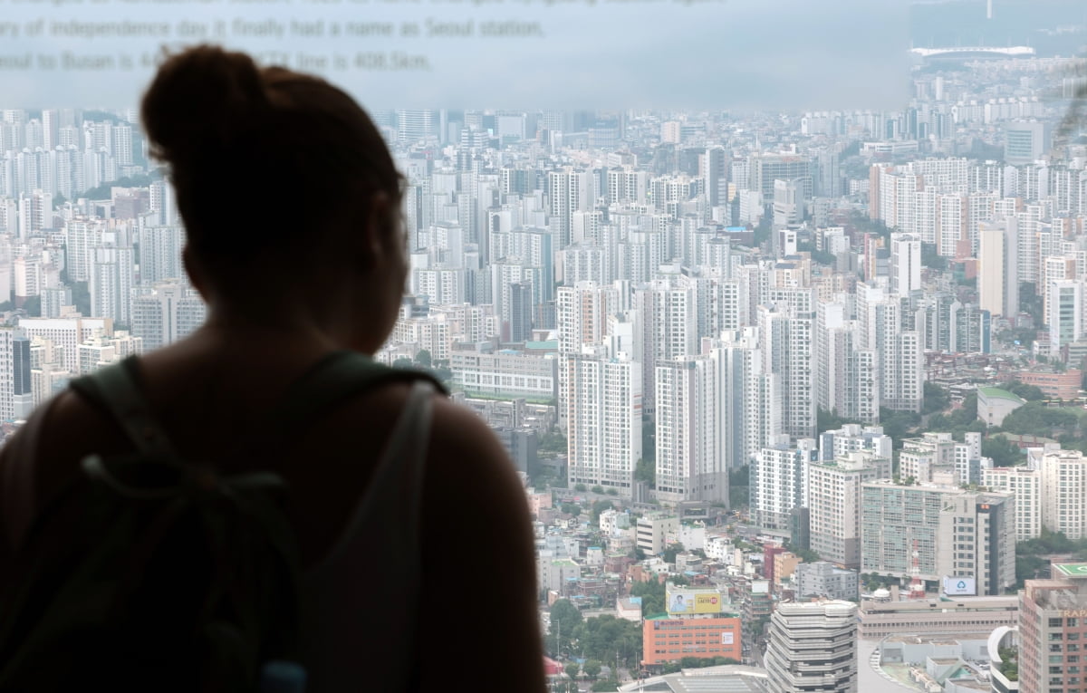 아파트를 바라보는 시민. 사진=연합뉴스