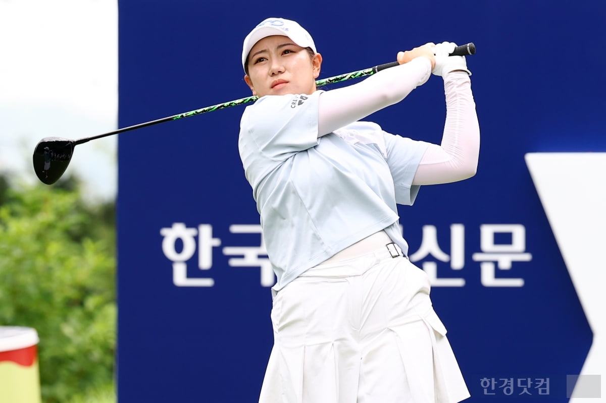 [포토] 강채연, '신중한 티샷' (BC카드·한경 레이디스컵 2025)