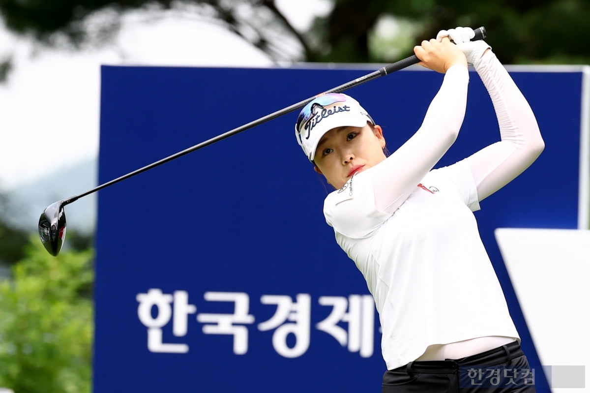 [포토] 구래현, '리더보드 위로 올라가자' (BC카드·한경 레이디스컵 2025)