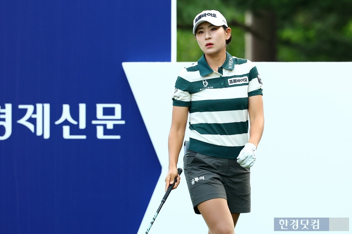 [포토] 이지현3, '한 손 놓으며 티샷' (BC카드·한경 레이디스컵 2025)