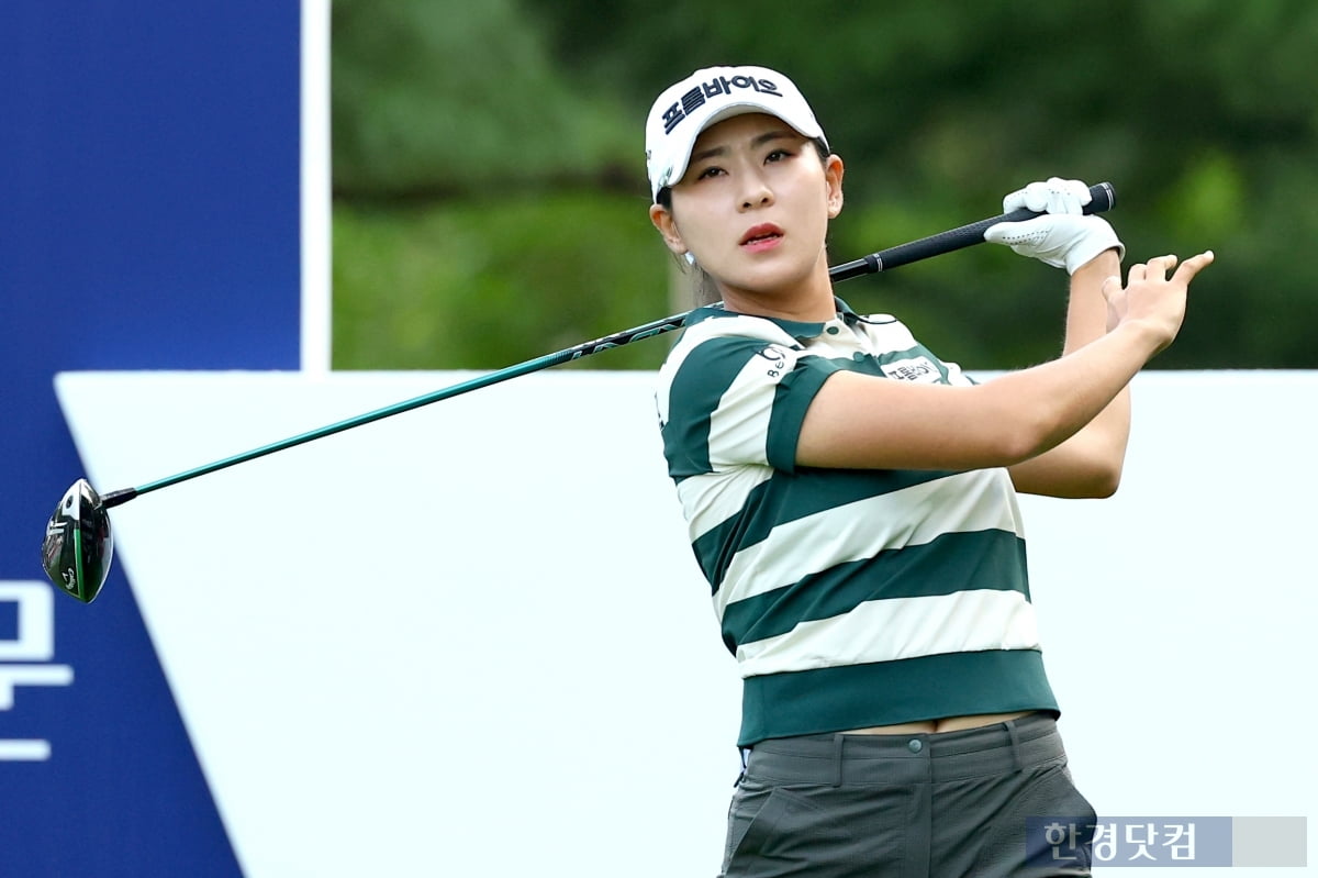 [포토] 이지현3, '한 손 놓으며 티샷' (BC카드·한경 레이디스컵 2025)