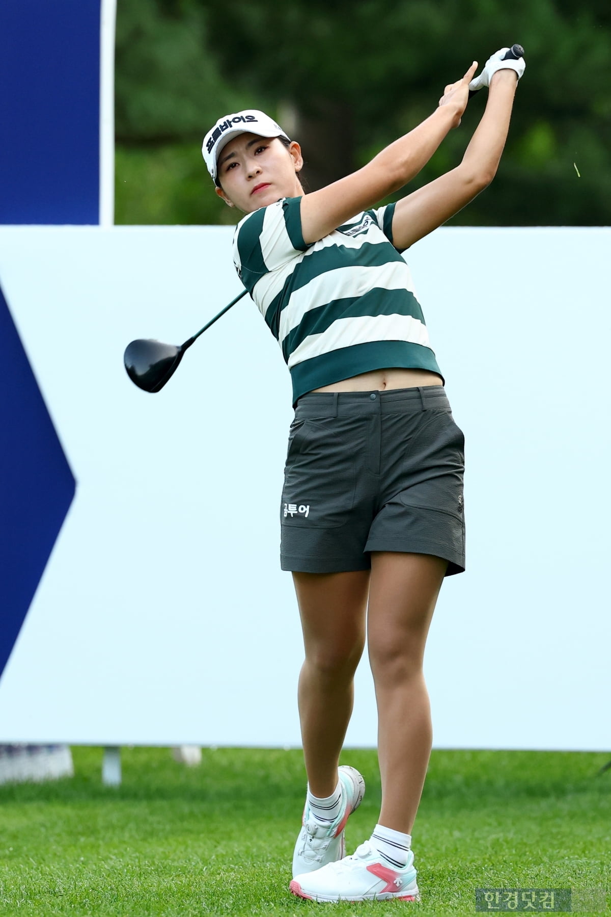 [포토] 이지현3, '한 손 놓으며 티샷' (BC카드·한경 레이디스컵 2025)