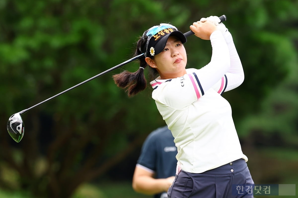 [포토] 한지원, '신중한 티샷' (BC카드·한경 레이디스컵 2025)