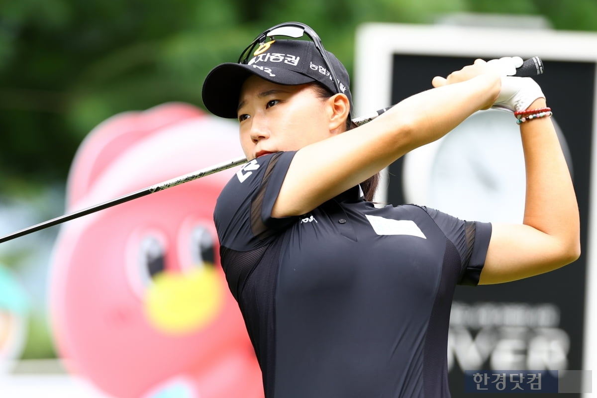 [포토] 정윤지, '날카로운 눈빛' (BC카드·한경 레이디스컵 2025)