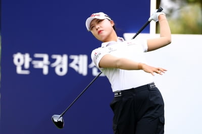 [포토] 문정민, '한 손 놓으며 힘찬 스윙~' (BC카드·한경 레이디스컵 2025)