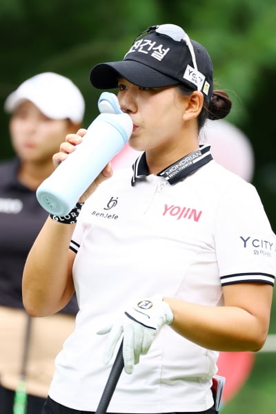 [포토] 홍지원, '리더보드 위로 올라가자' (BC카드·한경 레이디스컵 2025)