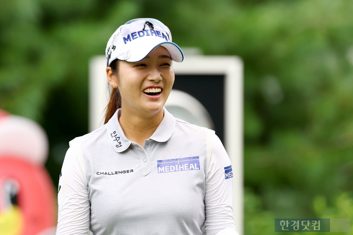 [포토] 한진선, '기분 좋은 미소로 출발~' (BC카드·한경 레이디스컵 2025)