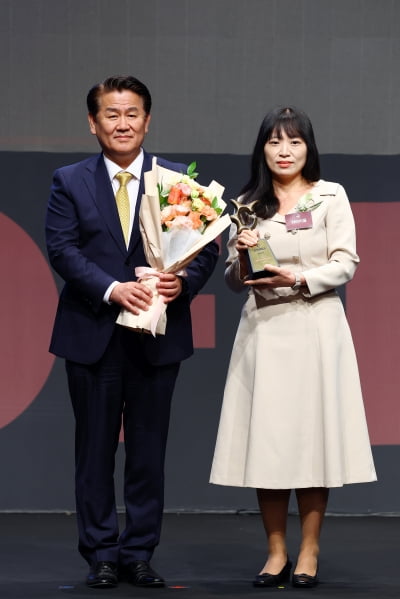[포토] 위바이옴 두뇌엔 닥터PS, '2025 올해의 브랜드 대상' 인지력개선영양제 부문 수상