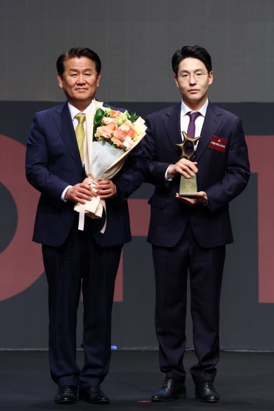 [포토] 파이렉스, '2025 올해의 브랜드 대상' 유리주방용품 부문 수상
