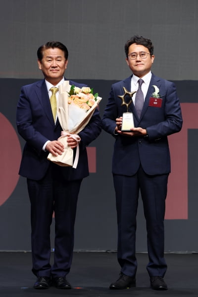 [포토] 테무, '2025 올해의 브랜드 대상' 해외직구플랫폼 부문 수상